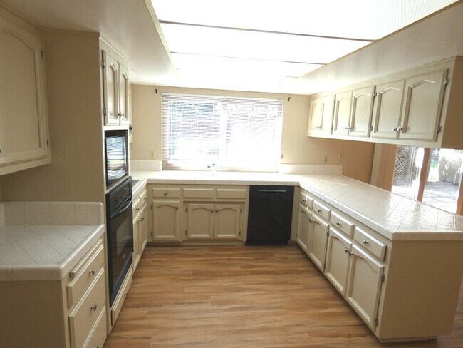 Foto del edificio - Classic Foxenwood Single Story!!