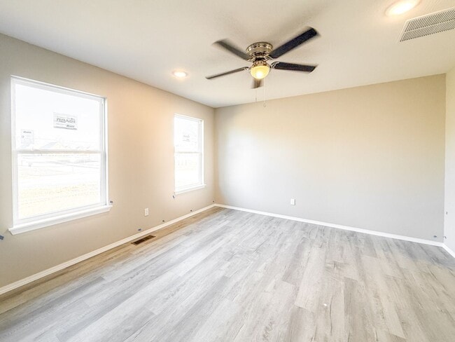 Building Photo - Stunning 4-Bedroom Home