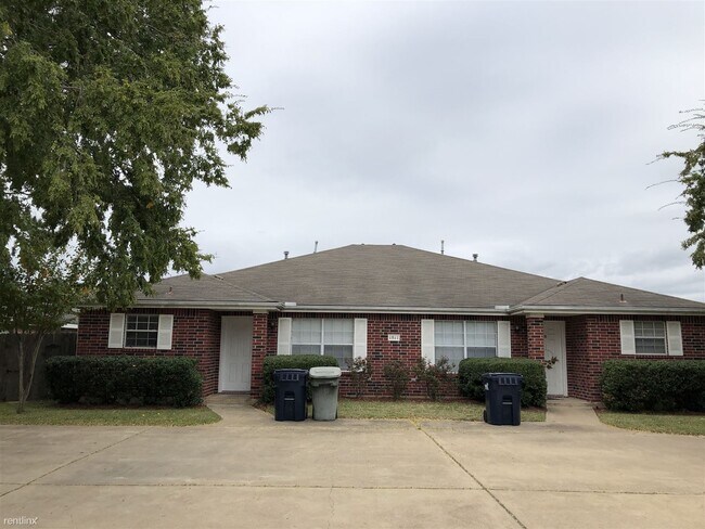 Foto del edificio - 3 br, 2 bath Duplex - Sara Street Duplexes...