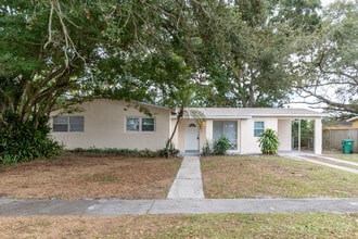 Building Photo - 170 SE Serenata Ct