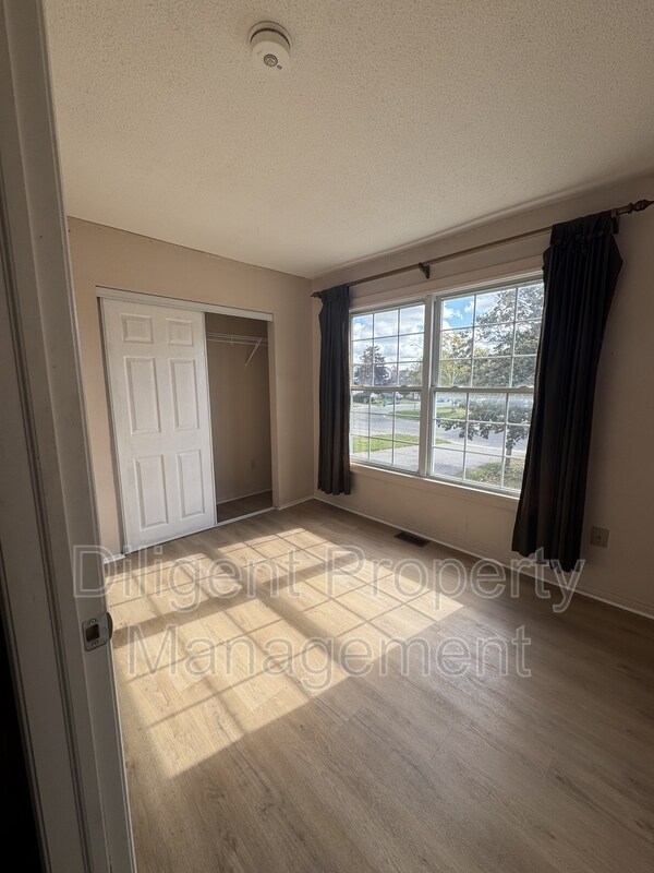 Photo du bâtiment - 1241 Huntington Cir