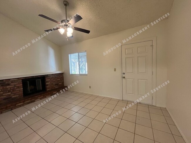 Building Photo - 3 BEDROOM 2 BATHROOM IN PHOENIX WITH TONS ...