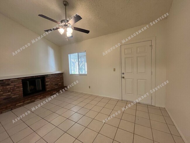 Foto del edificio - 3 BEDROOM 2 BATHROOM IN PHOENIX WITH TONS ...