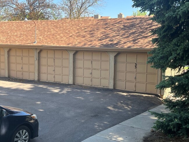 Building Photo - 910 Tenderfoot Hill Rd