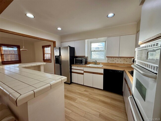 Foto del edificio - 575 E Fulton St