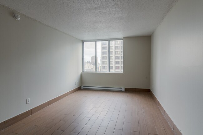 Building Photo - 2285 Saint-Mathieu Street