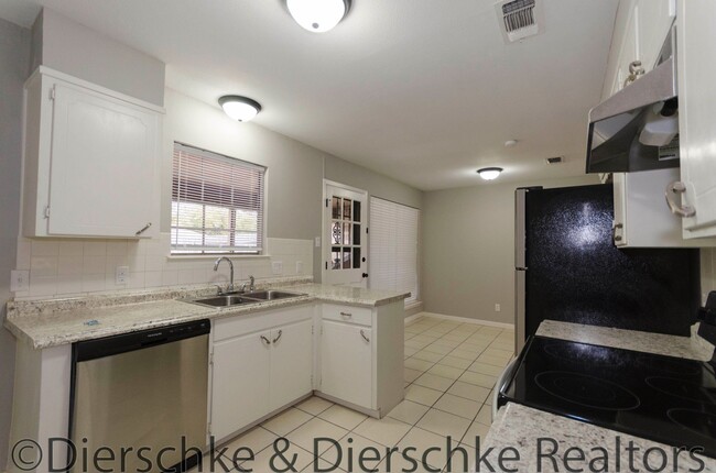 Building Photo - Completely Remodeled 3 bedroom 2 bath, 2 C...