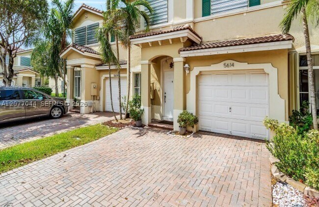 Foto del edificio - 5614 NW 112th Pl