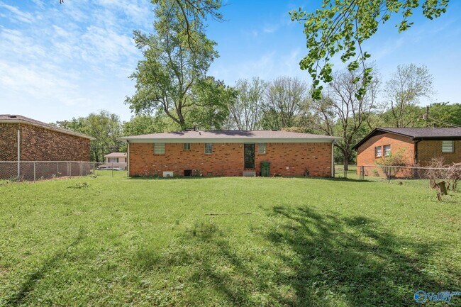 Building Photo - 2622 Thornhill Rd NW