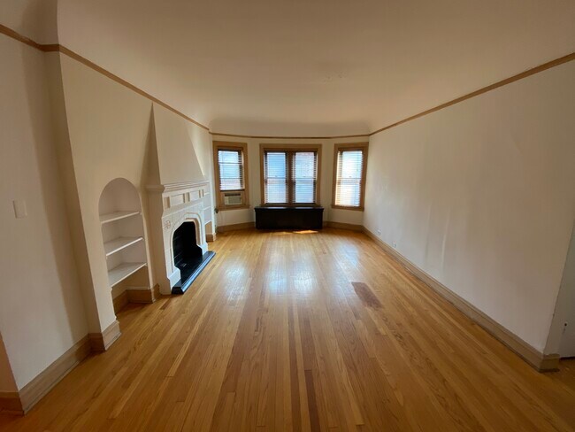 Living Room (view2) - 5329 S Dorchester Ave