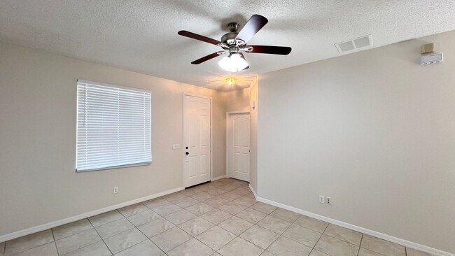 Foto del edificio - Upgraded Avalon Park 3 Bed/2.5 Bath Townhome!