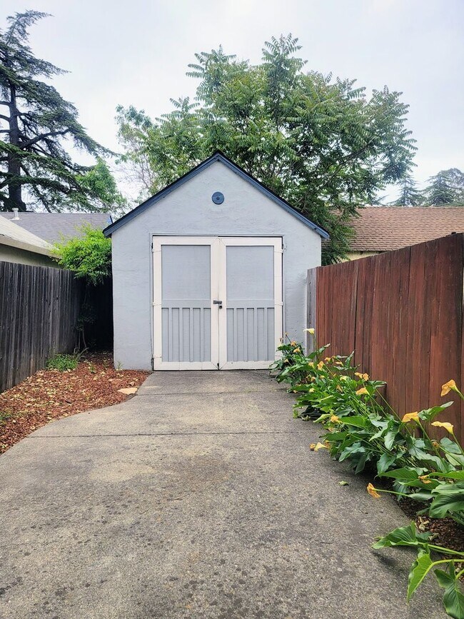 Building Photo - Charming 2 bedroom with vintage appeal