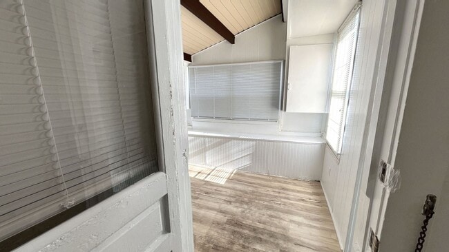 Building Photo - 2nd Floor Apartment