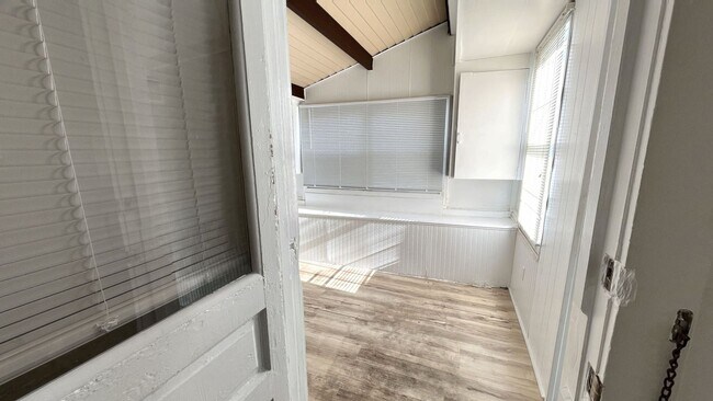 Building Photo - 2nd Floor Apartment *MOVE IN SPECIAL*