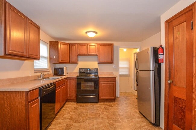 Photo - 207 E 14th St - 5Bed/2Bath - Remodeled Basement! House