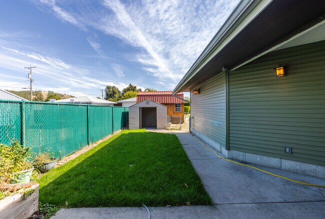 Building Photo - 3605 E Buckeye Ct