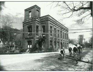 Foto del edificio - 300 Ferdon Ave