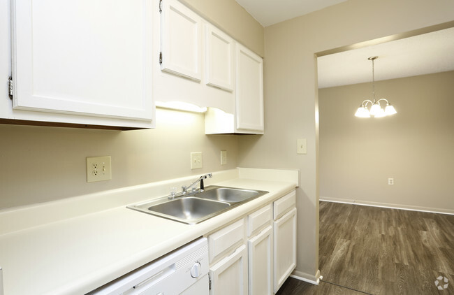 1BR, 1BA - 740 SF- Kitchen - Oakbrook Apartments