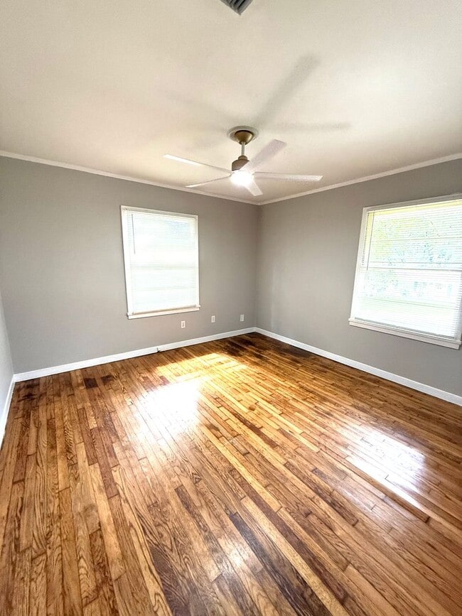 Building Photo - ** 3 bedroom 1 bath located in Forest Hill...