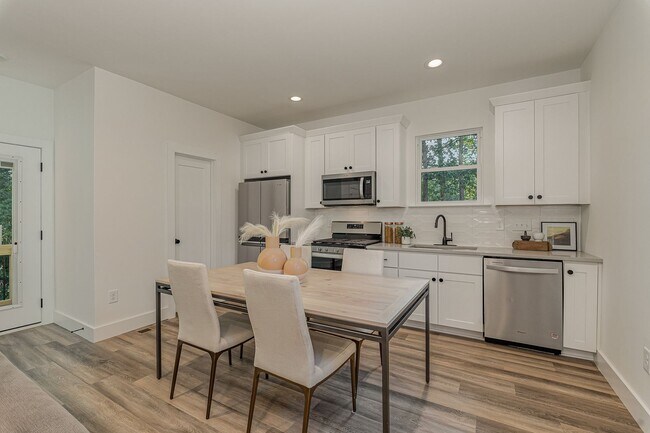 Foto del edificio - Available Now - Gorgeous New Construction,...
