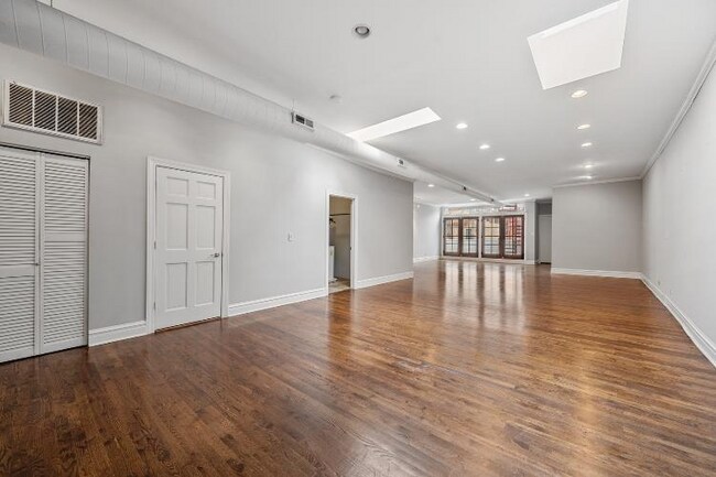 Foto del edificio - 1021 W Lake St