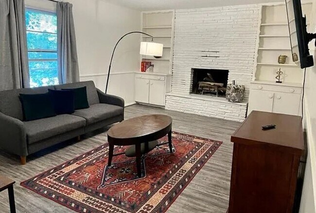 Foto del edificio - Completely Renovated 3 Bedroom close to OU Campus!! LAWNCARE INCLUDED!!