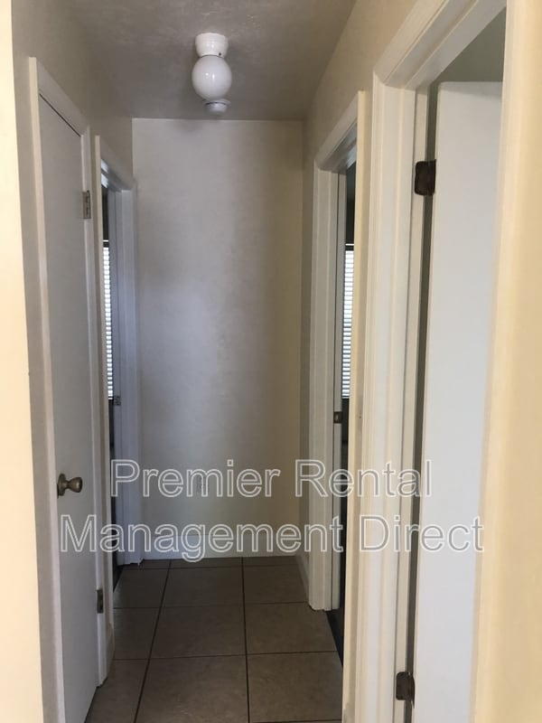 Building Photo - 1306 Shady Terrace