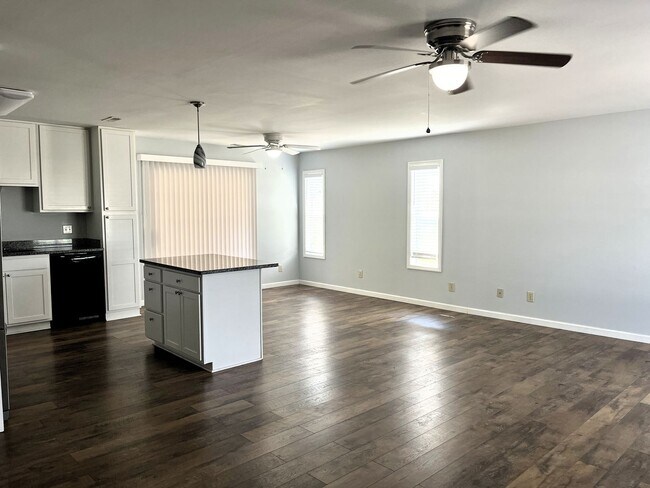 Building Photo - 3 Bedroom, 2 Bath Home on Large Lot, Scree...