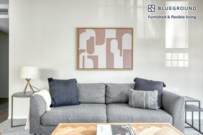 Foto del edificio - 3640 Barham Blvd