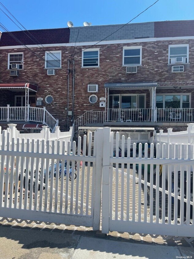 Primary Photo - 1028 Throgmorton Ave