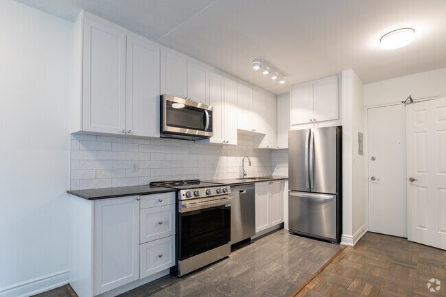 BACHELOR - 430SF - Kitchen - 1150 Kingston Rd