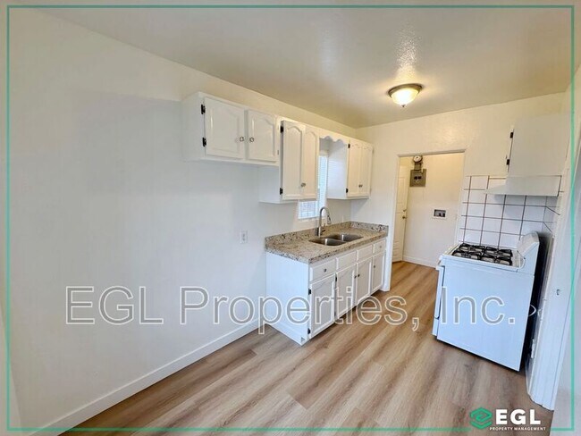 Building Photo - 656 W 91st St