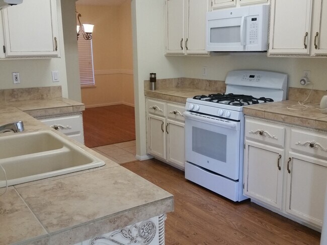 Building Photo - 3 Bedroom * 1 Story * RV Parking
