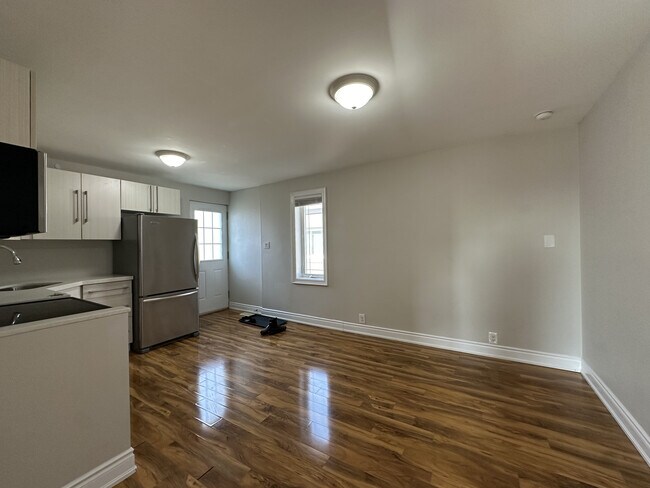 Photo du bâtiment - 899 Lakeshore Rd E