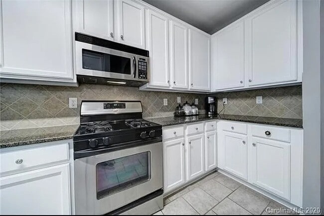 Building Photo - Townhome