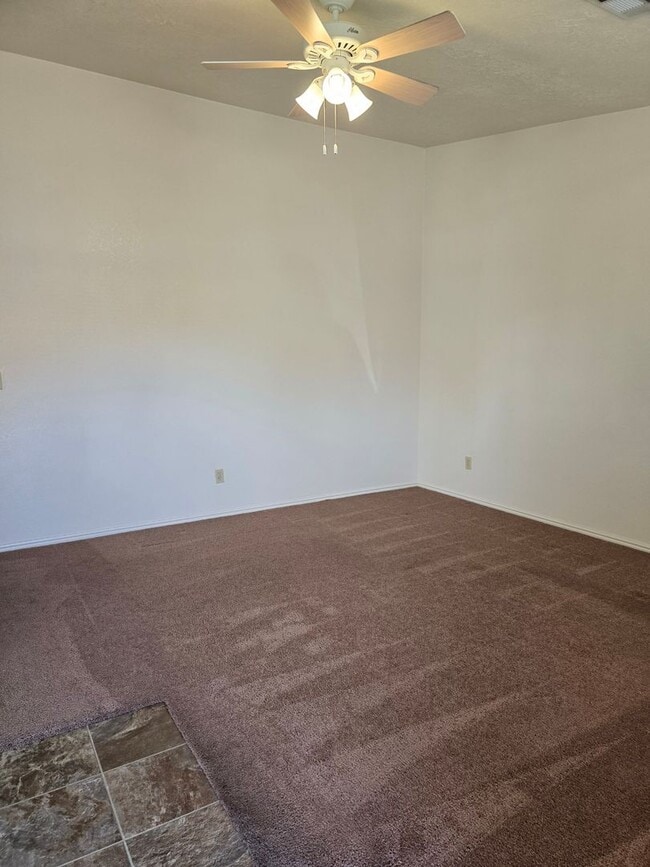 Building Photo - 2 bed 2 bath Duplex!