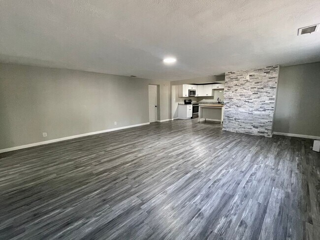 Foto del edificio - 3561 Champlain Ln