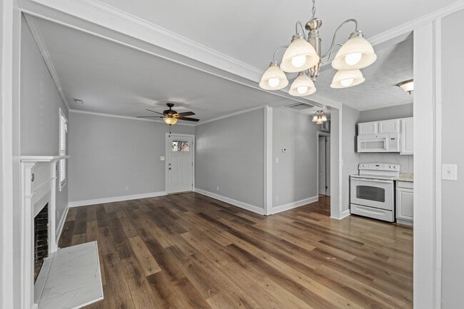 Building Photo - 1605 Oakwood Ave
