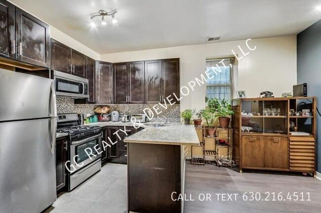 Building Photo - 1423 W Oakdale-Unit G