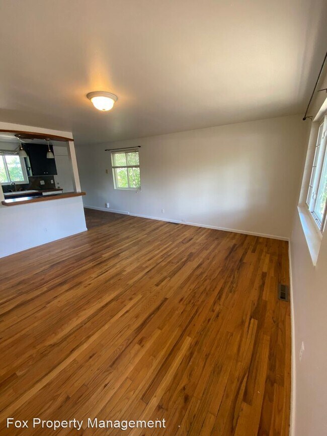Building Photo - 3 br, 1.5 bath House - 3155 E. Aurora Avenue