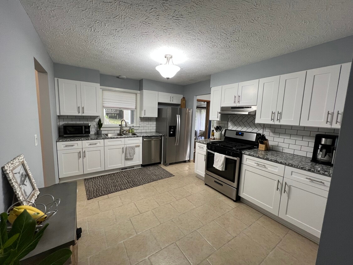 Primary Photo - 612 Acorn Pl