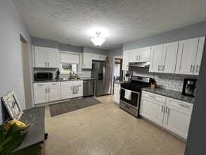 Building Photo - 612 Acorn Pl