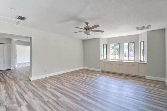 Building Photo - 1380 S Duncan Ave