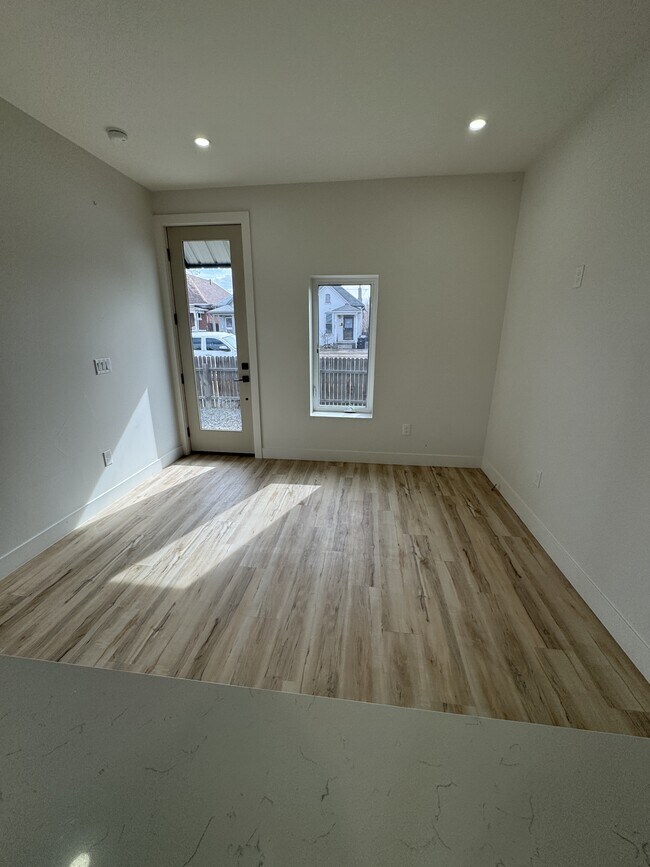 Foto del edificio - 715 W 9th Ave