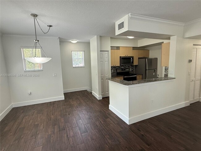 Foto del edificio - 2442 Centergate Dr