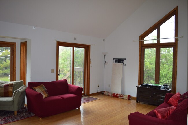 Foto del edificio - 5212 Rustling Oaks Ln