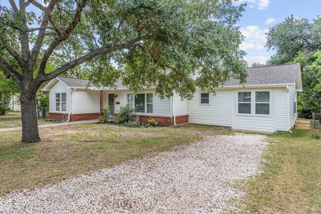 Building Photo - 4 br, 3 bath House - 310 Day Ave