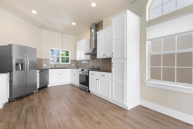 Building Photo - 2501 Country Club Dr