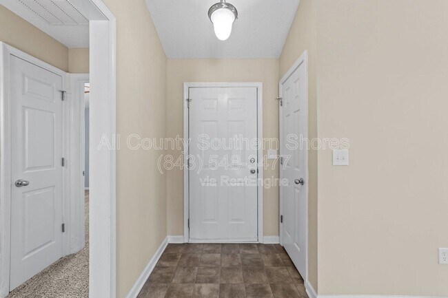 Foto del edificio - 240 Ackerman Dr