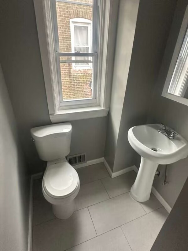 Foto del edificio - 36 General Greene Ave